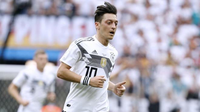 Trk asll futbolcu Mesut zil'in, rk ve ayrmc saldrlar nedeniyle Almanya Milli Takm'n brakmasnn ardndan memleketi Devrek ilesinde, ismini tayan caddeye konulan, Almanya Milli Takm formasyla fotorafnn yer ald tabela deitirildi.
