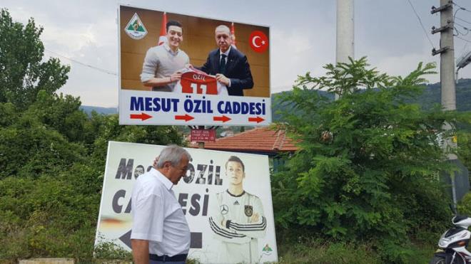 Mesut'un urad rk ve ayrmc tutumlar sonras bir tepki vermeleri gerektiini belirten Semerci, "zil'in aklamalar bizi de ferahlatt. Mesut'un rk ve ayrmc tavrlardan dolay zor durumda olduunu biliyorduk ve bizde tepki vermek zorundaydk." dedi.