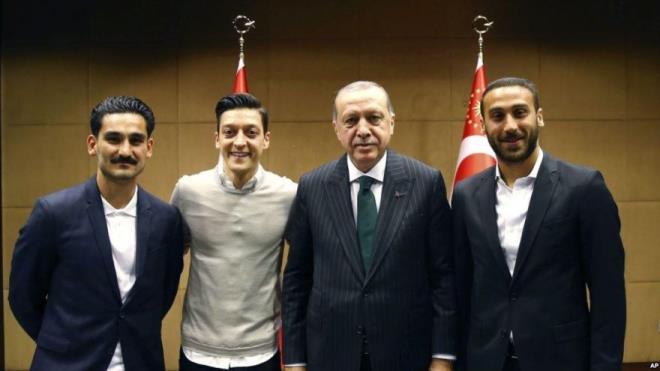 Trk asll Alman futbolcular Mesut zil ve lkay Gndoan'n yan sra, ngiltere Premier Lig'de oynayan milli futbolcu Cenk Tosun, Mays aynda Cumhurbakan Recep Tayyip Erdoan ile Londra'da buluarak fotoraf ektirmi ve formalarn hediye etmiti.