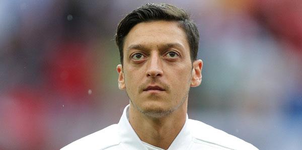 ngiltere'nin gl takmlarndan Arsenal formasn giyen Mesut zil'in, rk ve ayrmc saldrlar nedeniyle Almanya Milli Takm'n brakmas, memleketi Zonguldak'n Devrek ilesinde de yank buldu.