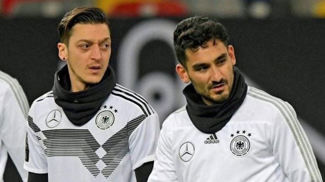 Bu fotorafn ardndan Almanya'da Mesut zil ve lkay Gndoan'a lin kampanyasna varan rk saldrlar ve eletiriler yaplmt.
