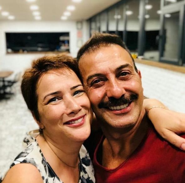 lk kez 1999 ylnda yaylana barollerinde Hakan Ylmaz ve Janset Paal'n rol ald dizi &#8216;Ayrlsak Da Beraberiz&#8217; yaynland dneme damga vurmutu.