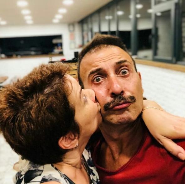 Dizinin barol oyuncular Hakan Ylmaz ve Janset Paal &#8216;muhteem ikili&#8217; olarak izleyicilerin byk beenisini kazanmt.