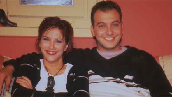 Oyuncu Hakan Ylmaz 'Ayrlsak Da Beraberiz' dizisinde barol paylat Janset Paal ile yllar sonra bulutu.