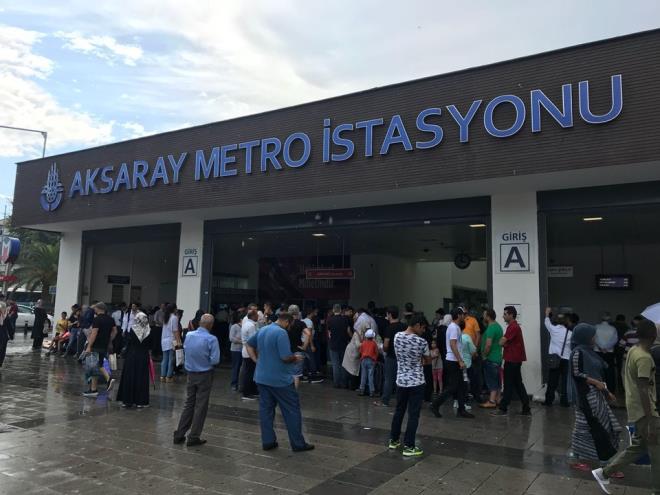 Ayrca, Metro stanbul&#8217;dan yaplan aklamada "Youn hava ya nedeniyle Tramvay Hatlarmzda ve M1 Havaliman-Yenikap Hattmzda seferlerde gecikmeler yaanmaktadr. Anlaynz iin teekkr ederiz" denildi.
