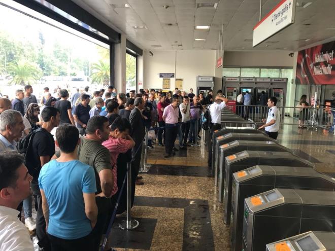 Bulutlu havann hakim olduu stanbul'un her iki yakasnda da aralkl saanak ve gk grltl saanak etkisini srdryor.    Bayrampaa'daki su basknlar nedeniyle Yenikap - Atatrk Havaliman metro hattnda Bayrampaa - Yenikap duraklar aras seferler durdu. Ayrca tramvay seferleri de aksad.