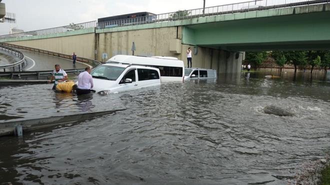 Beyolu'nda da saanak etkili olurken, Fuadiye Sokak'ta dn yklan binann olduu alanda youn ya nedeniyle toprak kaymalar sryor. Belediye ekipleri bu alana dolgu yaparak destek amal kamyonlarla kum ve akl dkerken, belediye ve AKOM aralarnn blgedeki inceleme ve destek almalar sryor.