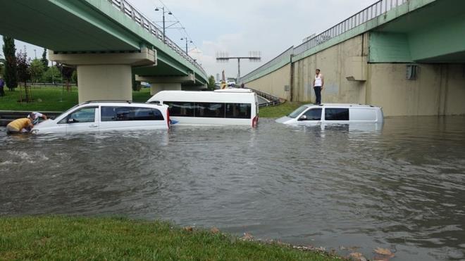 Mahsur kalanlar itfaiye ekipleri kurtarrken, Bayrampaa- Maltepe alt geidini su bast ve ulama kapand. Bayrampaa ve Fatih'te baz ev ve i yerlerini su bast. Vatan Caddesi'nde de ya nedeniyle trafikte younluk yaanyor.