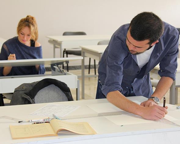 Yksekretim Kurulu (YK) tarafndan hazrlanan &#8216;Vakf Yksekretim Kurumlar Raporu&#8217;nda, Trkiye&#8217;de bulunan vakf niversiteleriyle ilgili detayl bilgiler bulunuyor. Buna gre, Trkiye&#8217;de en fazla vakf niversitesi stanbul&#8217;da. Bu ildeki toplam 47 vakf niversitesinden ikisinde henz eitim retim balamad. Trkiye genelinde ise toplam 76 vakf yksekretim kurumu bulunuyor. Bunlardan Fenerbahe niversitesi dahil altsnda henz eitim retim yaplmyor, son kurulan Lokman Hekim niversitesi ise ilk kez bu sene renci alacak. te YK verilerine gre il il vakf niversiteleri ve vakf meslek yksekokullaryla birlikte, bu kurumlarn renci ve akademisyen saylar. (Kurumlar YK&#8217;n &#8216;Vakf Yksekretim Kurumlar Raporu&#8217;ndaki sraya gre listelendi)