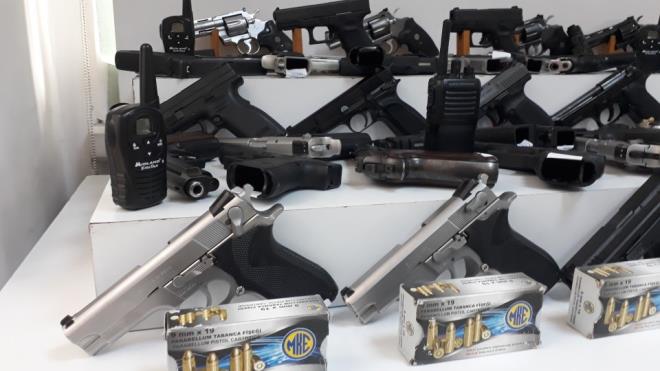 Adnan Oktar ve grubuna ynelik operasyonlarda baslan evlerde ele geirilen silah ve mhimmat Emniyet Mdrl&#8217;nde sergilendi.