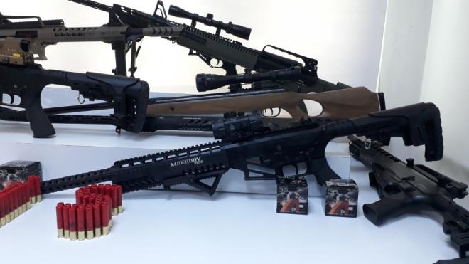 stanbul Emniyet Mdrl Mali Sularla Mcadele ube Mdrlnce Adnan Oktargrubuna ynelik gerekletirilen operasyonda ele geirilen silahlar grntlendi. Silahlar, Vatan Caddesi'nde bulunan stanbul Emniyet Mdrlnde sergilendi.