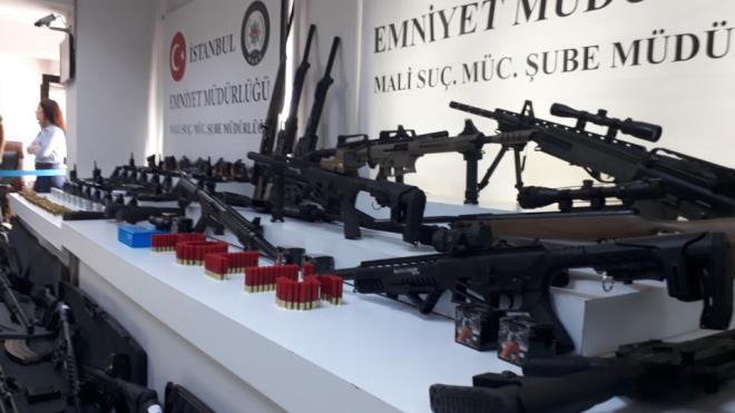 Operasyon kapsamnda toplam 65'i ruhsatl 72 tabanca ve 23 uzun namlulu silah ile ok sayda fiek ele geirildii renildi.