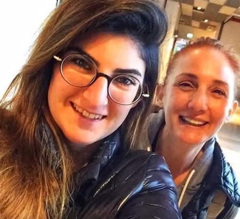 O dnemde mzisyen Aykut Grel ile evli olan Seden Grel dnemin nl modaclarndan Neslihan Yargc'nn imzasn tayan tepeden trnaa beyaz kostmyle hafzalara kaznd.