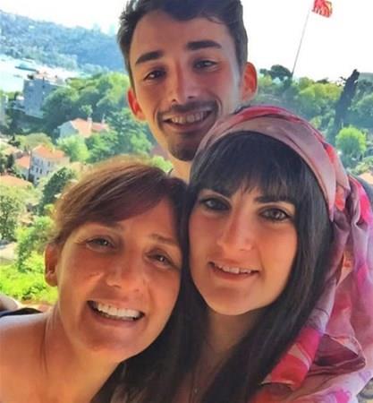 lk evliliinden rem ve Emre adnda iki ocuk sahibi olan sanat, bugn 53 yanda.