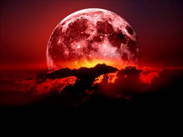 Bugün yüzyılın en uzun Ay tutulması yaşanacak. Ay tutulmasının 1 saat 42 dakika ve 57 saniye sürmesi bekleniyor. Bilim adamları, Mars ile Ay'ın aynı hizada olacağı 'kanlı ay tutulması' nedeniyle 6 ile 8 büyüklüğünde depremlerin tetiklenebileceğini öne sürdü. Türkiye'de kanlı ay tutulması ne zaman başlayacak? Türkiye'de en güzel kanlı ay tutulması nerelerden izlenecek? En güzel kanlı ay tutulması fotoğrafı nasıl çekilir? Kanlı ay tutulmasını izlerken nelere dikkat etmek lazım?.. İşte kanlı ay tutulmasıyla ilgili bilmeniz gerekenler...
