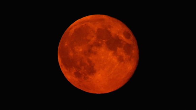 Maksimum tam tutulma için Ay'ın tüm yüzeyinin sıradışı biçimde kızıl olması gerekiyor. Tam Ay tutulması için Ay'ın Dünya'nın gölgesine bütünüyle girmesi gerekli. Ve uzun bir tutulma için Güneş, Dünya ve Ay'ın aynı çizgiye gelmesi ve Ay'ın Dünya'nın gölgesinin ortasından geçmesi lazım. 27 Temmuz'daki tutulma bu yüzyılda diğer tutulmalardan çok daha fazla bu kriteri karşılıyor. TSİ 23:21:44'te (GMT 20:21:44) gerçekleşen maksimum tutulmanın en tepesinde Ay kusursuz, eşit oranda kızıl olacak. Tutulmanın diğer anlarında ise Dünya'nın gölgesinin kıyısına yakın bölgeler daha beyaz görünecek. Bu hayatınızda görebileceğiniz en doğal kızıl Ay olacak.