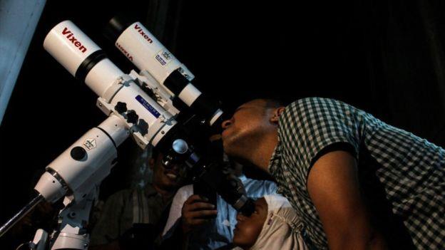 Dürbün ya da teleskoplar Ay'ı herhangi bir filtre olmadan görebilirsiniz. Normalde Ay'a sadece dürbün ya da teleskopla bakmak Ay'ın çok parlak olmasından ötürü gözler için pek iyi değil. Ancak tutulma sırasında Ay'ı bu aletlerle izlemek özel bir şölen olacak.