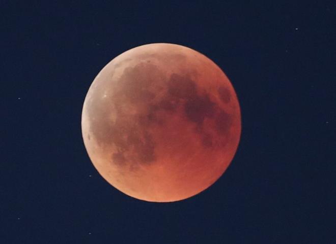 Ay, Dnya etrafndaki bir tam turunu yaklak 27 gnde tamamlar ve 29.5 gnde dngsn gerekletirir. Ay'n iki dngs arasndaki farklar, Ay'n, Dnya'nn ve Gne'in Ay yrngesi srasnda deien greli konumu sebebiyle ortaya kar.