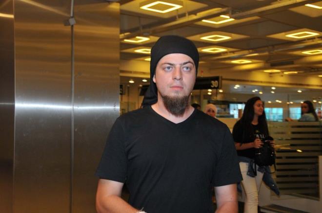 "YILANI SURYELLERDEN ALDIM"    Kendisini sran Kobray Antalya'dan aldn hatrlatan Aref, &#8220;Birka sene nce Antalya'da Suriyelilerin bulunduu bir gecekondu mahallesi var. Ben oraya hep yardm ediyordum. Orada ylanlarla uraan bir adam grdm. Ama tam anlaamyorduk. Adamdan o ylan aldm nk hasta olduunu bir gznn kr olduunu grdm. Benim bu gibi hayvanlara baktm bir hayvanat bahem var. Orada besliyordum. Durumu arlanca zel bakm iin eve getirdim. nk ben bu tr ylanlar iin Tayland'da eitim aldm. Ylan tedavi etmeye alrken bir anda kolumu srd" dedi