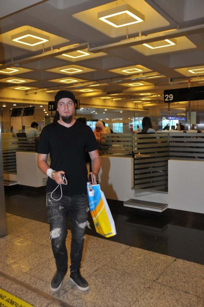 Antalya'da gsteriye hazrlad kobra ylan tarafndan srldktan sonra zel uakla Msr'a gtrlen illzyonist Aref Ghafouri venom (panzehir) tedavisinin ardndan stanbul'a geldi. Ghafouri, &#8220;Ylan srdktan sonra ilk yarm saat her ey bitti zannettim ama bitmedi. O an her ey gzmn nnden geti" dedi.