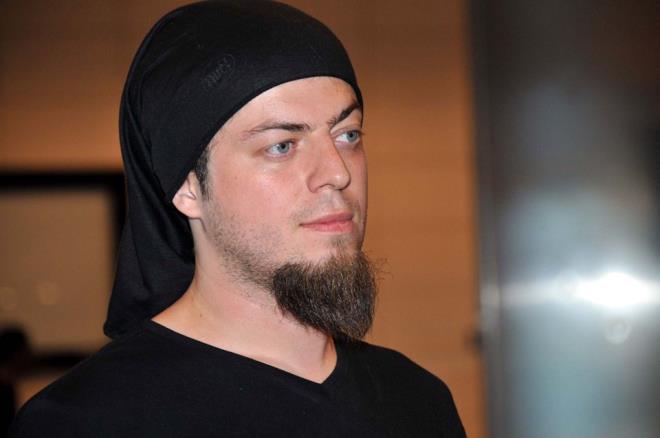 "BTT ZANNETM BTMED "    Bundan sonra daha dikkatli olacan ifade eden nl illzyonist, &#8220;Ayn ekilde devam edeceim ama daha dikkat edeceim. Bir hamam bceinden tutun aslana kadar benim iin hep ayn. Bir can tayorsa ben elimden geleni yaparm. O an elimi soktuu an bir anda hayatm gzmn nnden geti. Kobra soktuu an 15 dakika iinde lyorsun bunu biliyordum, ama artk biraz ans oldu bizim iin. En iyi ihtimal elimi keseceklerini dndm. O an ne yapacam hayatm nasl devam ettireceim onu dnmeye baladm. lm hep alkma geldi ama ailem aklma geldi. nk ben bu hayvan elime alrken lm hep aklma geliyor. Her eyi kabul ederek ben bunu yapyorum. Tabi ki bu kaza beklemediiniz her an her ey olabilir. lk yarm saat bitti diye dnm baktm bitmedi" diyerek szlerini tamamlad.