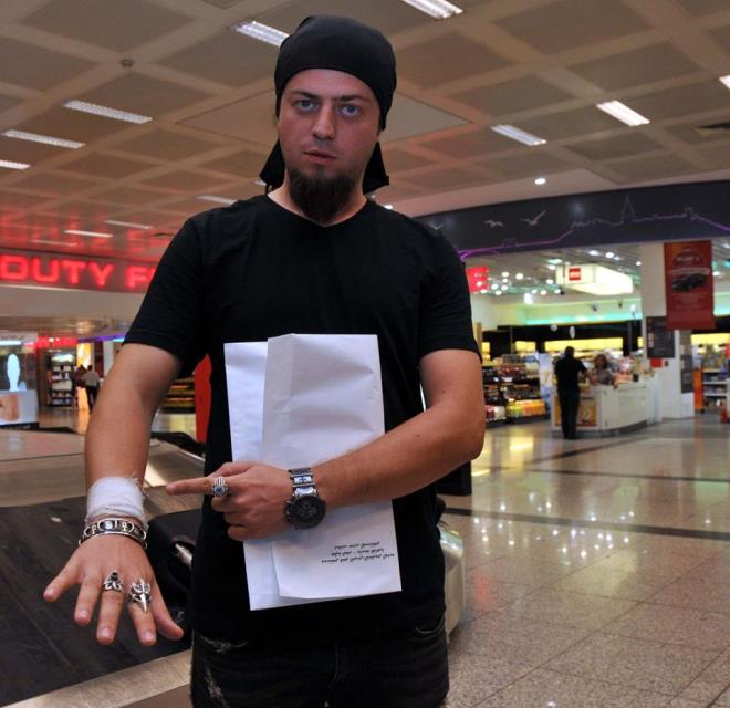 "25 SAAT PANZEHR OLMADAN DURDUM "    Ylann srmasnn ardndan yaanan sreci anlatan nl lizyonist, &#8220;Beni srd zaman hzl bir ekilde elimi ektim ve ylann kafas aaya doru kt. Genelde bu tr ylanlar srd zaman siz lene kadar sizi brakmaz. ansn varm fazla zehiri yokmu ve beni srd gibi ld. Hzl bir ekilde souk suyla birlikte kolumdaki zehiri emmeye baladm. Hastaneye hzl bir ekilde gidemedik ve o an fel olduumu hissetmeye baladm. Srekli sakz inemeye baladm az ve dilerimi hareket ettirmek iin. 25 saat panzehir olmadan nasl durdum doktorlar bile ard" dedi.