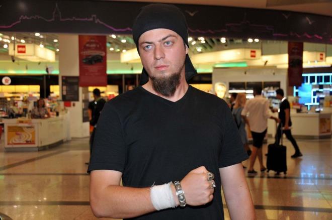 SON GN ALERJ     Msr'daki tedavi sreci hakknda da bilgi veren Aref Ghafouri konumasna yle devam etti:    &#8220;Uaktan indikten sonra Bykelilik havalimanna ambulans gnderdi. Direkt sedye ile aldlar ve ambulansla hemen hastaneye gtrdler. Pasaport kontrolnden be dakikada getik. lk 6 gn orann devlet hastanesindeyim. Sonra iki gn doktorun zel hastanesinde tedavi grdm. Son bir iki gn alerji kt elimde doktor ona mdahale etti. Elimi kullanabiliyorum. Elimde birka kasta hissetmezlik var oda zamanla geecek."