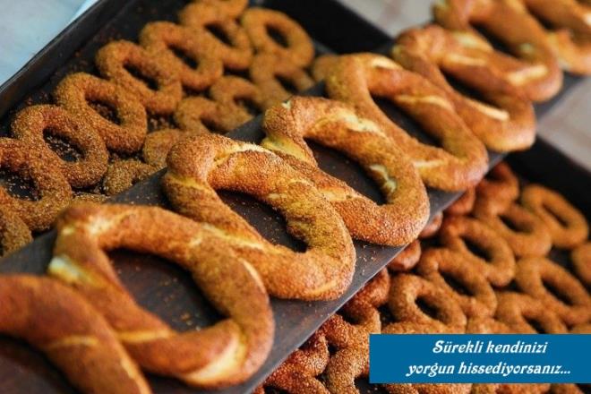 Maya alerjisinin belirtileri kiiden kiiye gre deiebilir.    Genelde tm vcudu etkilemekle birlikte en byk belirtisi cilt reaksiyonlardr.    Deride dkntler ve yanma eklinde grlebilecei gibi dier genel belirtileri ise ba dnmesi, yorgunluk, eklemlerde ar, ikinlik, mide ekimesi ve buna bal olarak bulantdr.