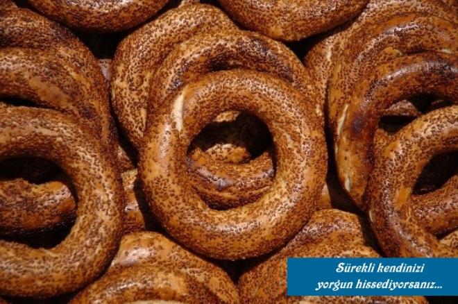 B vitamini et, balk, yumurta gibi hayvansal kaynakl gdalarda bulunabildii gibi kuruyemi, koyu yeil yaprakl sebzeler gibi bitkisel kaynakl gdalarda da bulunur.    Bu besinlerin tketilmesinin nemi maya alerjisi olan kiilerde daha da artmaktadr.