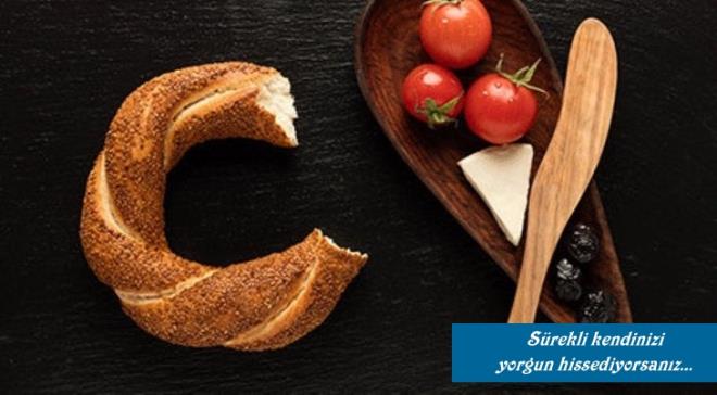 Alp uzun sre depolanan herhangi bir gda da maya ierebilir.    Bu besinlerin beslenme programndan karlmasyla birlikte maya iermeyen besinler eklenebilir.    Mayasz ekmek, soda ile hazrlanm ekmekler, pirin, kesik olarak adlandrlan peynirler mayasz besinlerdir.