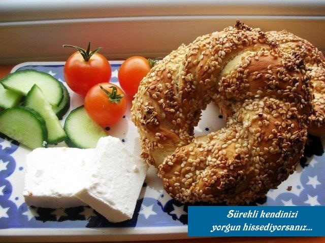 Bu ekilde duyarll, gda alerji testiyle belirlenmi kiide maya ieren herhangi bir besin tketildiinde eitli belirtiler ortaya kyor.    Diyetisyen Merve Saruhan, bu belirtilere dikkat ekerek, alerjisi olanlarn nelerden uzak durmas gerektiini anlatt.