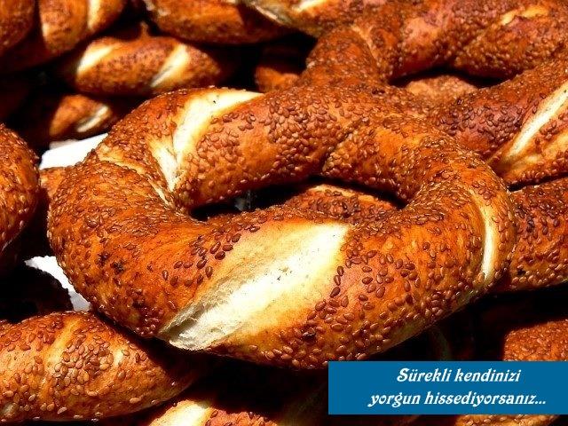 Simit ve peynir... Kahvaltlarn vazgeilmezi...    Ancak masum sanp yediiniz simit ve peynir, tm gn yorgun hissetmenize neden olabilir.