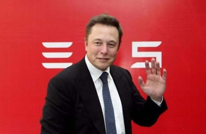 Tesla CEO'u Elon Musk, elektrikli otomobillere yerletirilmek, zere yeni bir yapay zeka ipi iin yaplan almalar hzlandrd.