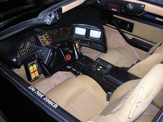 Bugne kadar KITT'e en yakn teknoloji, kullanclarn Siri ile, Apple Carplay araclyla kurduklar iletiimdi. (Tesla desteklemiyor)