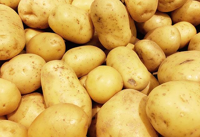 Patates: i tketilmesi zararl olan yiyecekler arasnda patates de yer alyor. eriinde yer alan solanin isimli maddenin insan sal iin birok zarar bulunuyor. zellikle yeile dnm patateslerden uzak durulmas neriliyor.