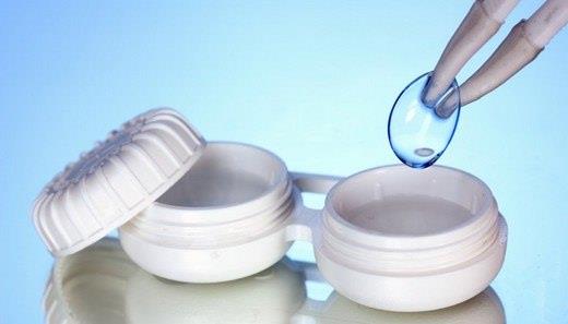 Lens solsyonu her gn yenilenmeli. Eer bir gnden fazladr ayn solsyon iindeyse gze takmadan nce yeni solsyon iinde bekletmek gerek.