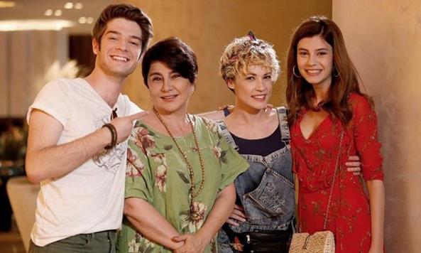 Doruyu sylemek gerekirse bu noktada gnl rahatlyla &#8216;Evet&#8217; cevabn vermek hi kolay deildi. Zira aln ilgi ekici biimde yapp devamn ayn tatta getiremeyen dizi, ierii bata olmak zere bir takm skntlarla yol almaktayd&#8230; Ki, en basit ifadeyle, bu olumsuzluk da reytingler stnden kendini gsterip hzl sonu hazrlad. Peki, &#8216;Dars Bamza&#8217; demenin gl nereden kaynaklanmt? Gelin dizinin aksaklklarna bir gz atalm ksaca&#8230;