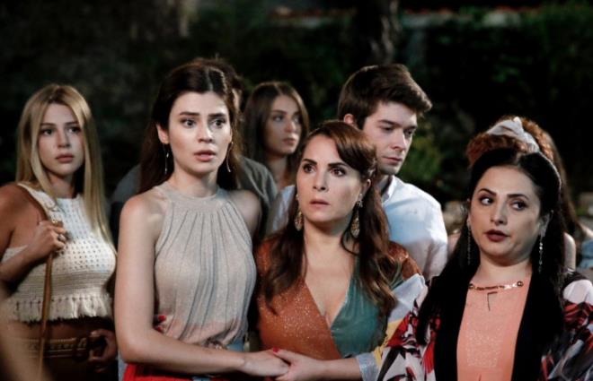 Muhakkak ki bu baarszlkta ekran bandakilerin benzer ilere doygunluunun da etkisi bykt. Hal byleyken rakipsizlie ramen reytingler olmas gerekenin altnda kald. &#8216;Nefes Nefese&#8217;nin devreye girmesi halinde mevcut konumun korunamayaca da hesaba katlnca, kanlmaz oldu final karar.    Ne diyelim&#8230; Nasihatin ve rneklerin kr etmedii yerde hsranlarn devam gelir her daim!