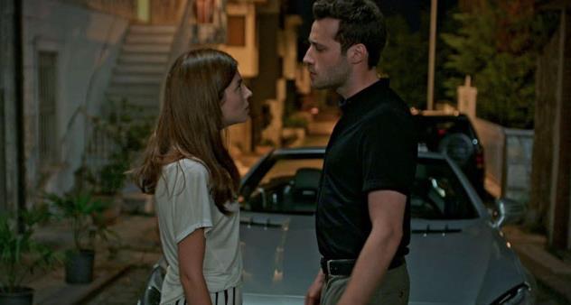 SONUTA; Yeni moda olan yabanc kahve kltrne zenme talamasndan, film irketi kliesinden, ayn kza abay yakan zt kardeler atmasndan eksik kalmayarak yaz ekrannda varlk gstermeye niyetlenen &#8216;Dars Bamza&#8217;, umut vererek ie koyulan ama ksa srede temel hikyesindeki kofluu ak ederek keye skan ilerden olduu iin &#8216;Dars Bamza&#8217; dedirtemedi izleyiciye.