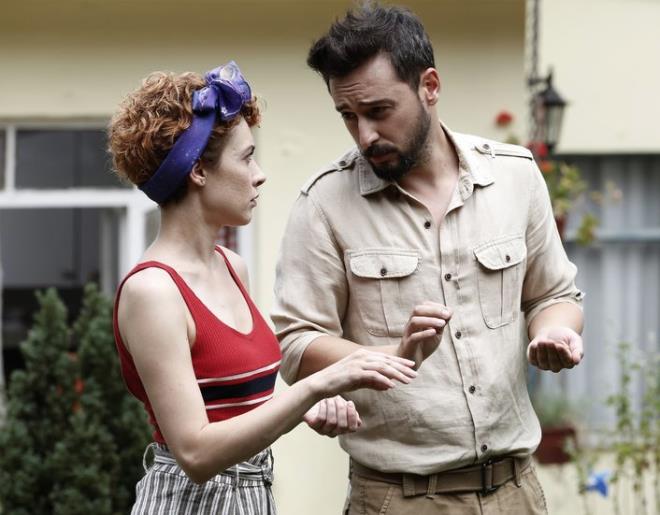 Milliyet Blog yazarlarndan Anibal Glerolu, dizinin neden ekranda tutunamadn kesinde deerlendirdi. te o yaz: yi bir durumun gelimesi halinde kar tarafn syledii en klie szlerden biridir, &#8216;Dars bamza&#8217;&#8230; Gnlk yaamdan arklara, ska yer bulan bu sz imdilerde yaz dizisi olarak ekranlarmzda boy gsterdi. Ancak ne yazk ki uzun soluklu olacak gte deildi ve beinci blmle final yapma karar geliverdi.