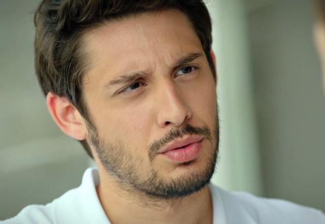 te yandan yan karakterlerinin, zoraki komedi curcunas retmenin dnda, anlamsz kald dizideki Rya kanad da kendini sorgulatr haldeydi. ocukluk arkada Merter&#8217;le hafiyelie soyunan Rya dizinin en gz dolduran karakteri konumundayd. Ama eski bir nlye duyduu aktaki yllara meydan okuyan srarcl hayli abes kamt. Hele de duvarlarn resimlerle sslemesi, gemiteki acy bastrmak adna dahi olsa, yayla denk dmeyen bir durumdu. Karakterin gereinden fazla amata yapmas da cabas.