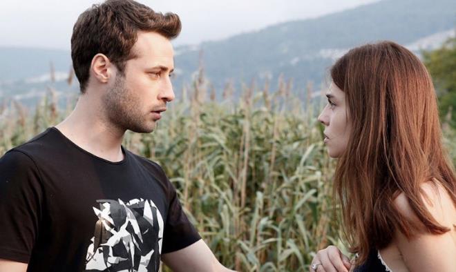 nk srf bir kadna konuma hakk tanmad diye yapmcsna kafa tutan oyuncu modeli sunarak ve nl yapm irketlerinin bakalarnn hikyelerinden dizi-film retme araklna deinerek mesajcla niyetlenen senaryo, iin ak ynnde atmaclk yaratmada snfta kald. nk bunun iin iki kardein ayn kadna tutulma kliesinden medet umma hatasna dt. Geri buradaki kardelikte herhangi bir kan ba yoktu ama yine de szel olarak srekli ve gereksiz biimde kardelik vurgusu yaplmaktayd. Bu yaplandrma mant da &#8216;konu ktl&#8217; gereinin en bariz gstergesi olarak srtmaya balad ilk etaptan.