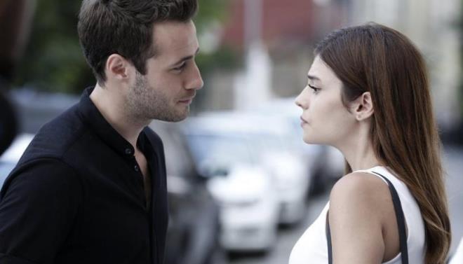 DARISI BAIMIZA FNAL YAPIYOR; Show TV'de byk umutlarla balayan Dars Bamza iin final karar alnd. Dars Bamza'nn final blmnde Ozan yk'yle grmemek iin gitmekten son anda vazgeer. Cem ve yk Ava'ya birlikte gitmeye hazrlanrlar ama aralarn bozmak iin frsat kollayan Canan ne yapp edip buna engel olur. yk Ava'ya Ozan'la gitmek zorunda kalr. Ozan yk'nn farkl ynlerini grr ve ondan iyice etkilenir. Bu arada Derya'nn da Cem'i brakmaya niyeti yoktur onu grmeye zorlar. Bu grmede onlar kt bir srpriz beklemektedir.