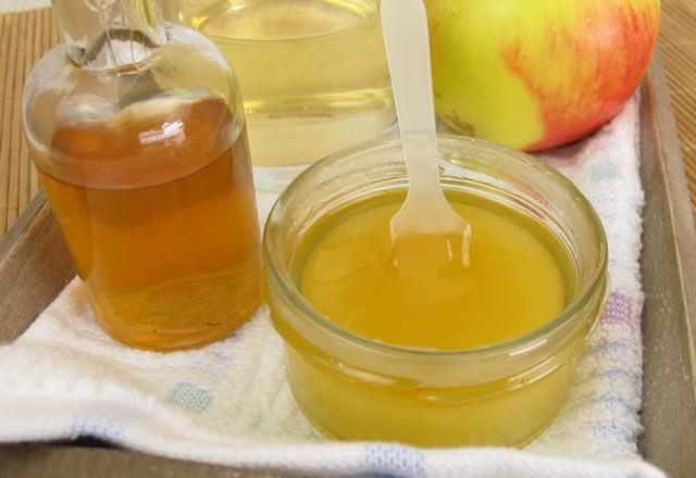 Prof. Dr. Dlgerolu, bal sirkesinin en nemli zelliinin, vcudu temizlemesi olduunu belirterek, "Sirke vcuda alnd zaman, vcuttaki sularla birleir. Bylece alkali ortamlar oluur ve hcre duvarlar arasndaki geirgenlik artar. Dolaysyla vcut iindeki btn dolam sistemleri, ok rahat bir dolama tabi tutulur.