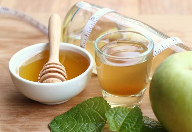 Arclk Aratrma ve Gelitirme Merkezi Kurucusu Prof. Dr. Ercan Dlgerolu, bal zerine almalar yaparken, sirkesini retme fikrinin akllarna geldiini ve sonrasnda aratrma ve denemelere baladklarn aktard. Prof. Dr. Dlgerolu, 3,5 yllk bir almann sonucunda bal sirkesinin hazr hale geldiini dile getirdi.