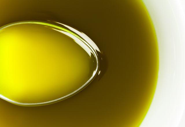 Akdeniz lkelerinde kalp hastalklar grlme orannn daha az olmas zeytinya sayesindedir. Gnde 1 kak iilen hakiki zeytinya, ieriindeki antioksidanlar sayesinde kanseri nler ve tansiyonu drr.