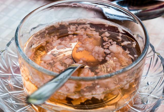 Bylece vcut iinde atlamayan ve biriken maddeler, ter yolu ve idrar yollaryla dar atlabilir. Yani diyebiliriz ki, damarlarn iinde temizlik yapyor" ifadesini kulland. Sirkenin, sinir sistemleri zerinde de ok etkili olduunu anlatan Dlgerolu, "Sirke, beyin iin de ok yararl. Barsaklarn ve mide duvarlarnn temizlenmesinde de ok etkili olduunu rahatlkla syleyebiliriz" dedi.    Ayn zamanda beslenme dzeninize birazdan vereceimiz besinleri ekleyerek damar tkanklnn nne geebilirsiniz. ite damar tkankln nlemenize yardmc olacak besiinler...