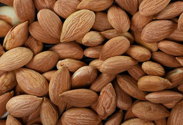 Gnde 1 avu badem, E vitamini, znebilen lif ve tekli doymam yalar asndan olduka zengin olan badem, ierdii antioksidanlar sayesinde damarlardaki hasar engeller.