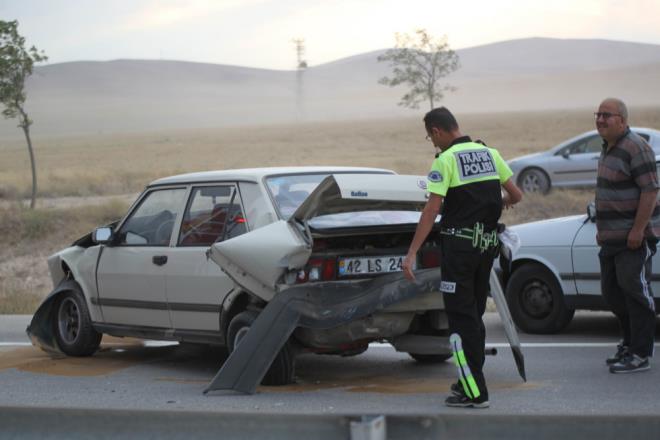 Kaza, Konya-Ankara karayolunun 70&#8217;inci kilometresinde meydana geldi. Edinilen bilgiye gre, karayolu zerinde oluan kum frtnas nedeniyle srclerin gr mesafesi dnce aralar yavalad. Bu srada karayolunun her iki tarafnda bulunan aralar hzlarn drrken, yavalayan aralar fark edemeyen srcler kazaya neden oldu.