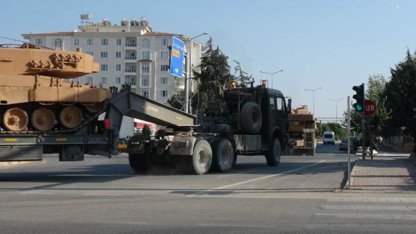 Farkl kentlerde konulu birliklerinden Suriye&#8217;deki Frat Kalkan ve Zeytin Dal Harekatlarnn gerekletirildii blgelere sevk edilen tank ve obslerin de aralarnda bulunduu askeri konvoy, Kilis&#8217;e ulat.